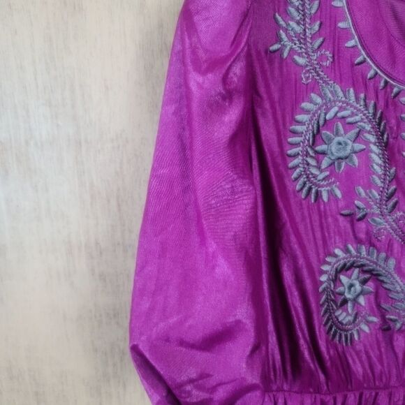 Theme Ornate Blouse w/V-neck and silver embroidery - Picture 4 of 8